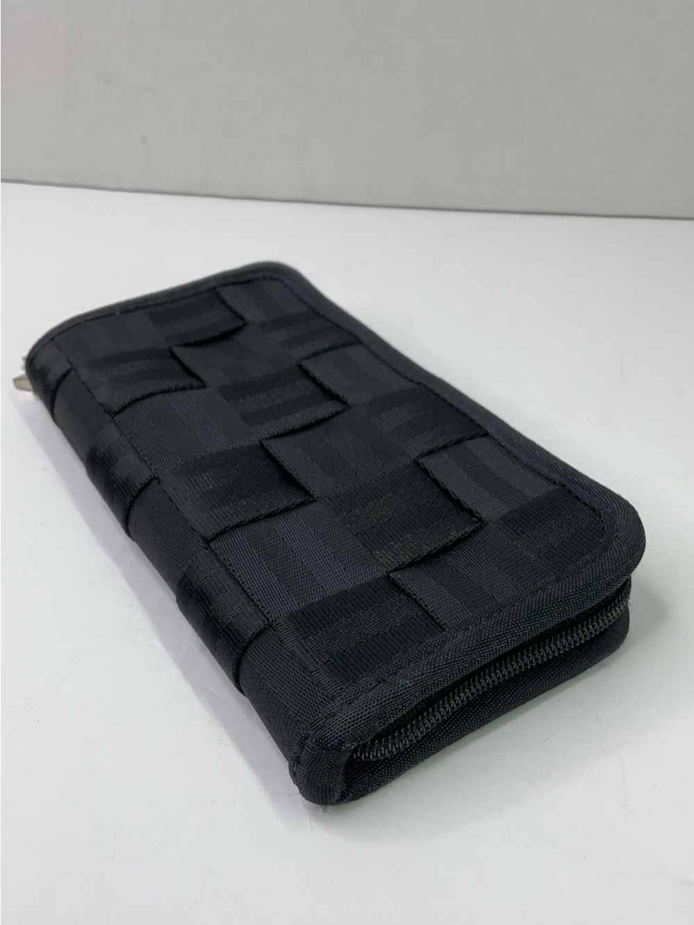Harveys Seatbelt Bag wallet features black woven webbing and a gray. - Picture 5 of 11